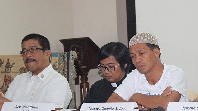 Ustad Alimondas Laut (right) addressing peace advocates and the media in the Philippines describing his experience as an IDP, forced to flee the violence in Marawi City. Photo: Patricia Mungcal/NCCP